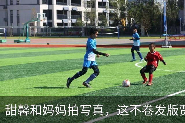 甜馨和妈妈拍写真，这不卷发版贾乃亮嘛，父女俩一模一样